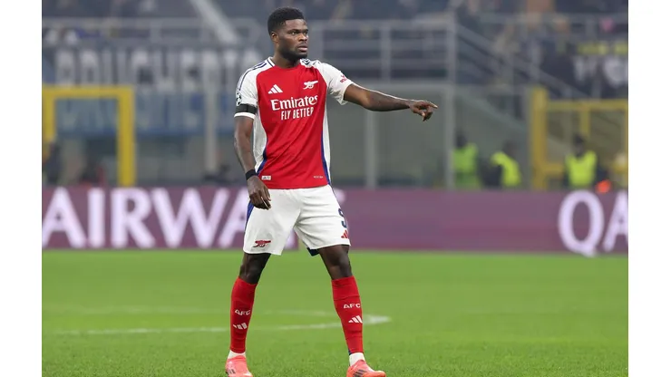 Thomas Partey orienta seus companheiros no duelo entre Inter de Milão e Arsenal, no dia 07 de novembro de 2024. (Pacific Press Media Production Corp. / Alamy Stock Photo)