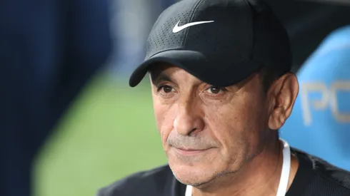 AVELLANEDA, ARGENTINA - OCTOBER 31: Ramon Diaz, Head Coach of Corinthians looks on during the Copa CONMEBOL Sudamericana 2024 Semifinal second leg match between Racing Club and Corinthians at Presidente Peron Stadium on October 31, 2024 in Avellaneda, Argentina. (Photo by Daniel Jayo/Getty Images)