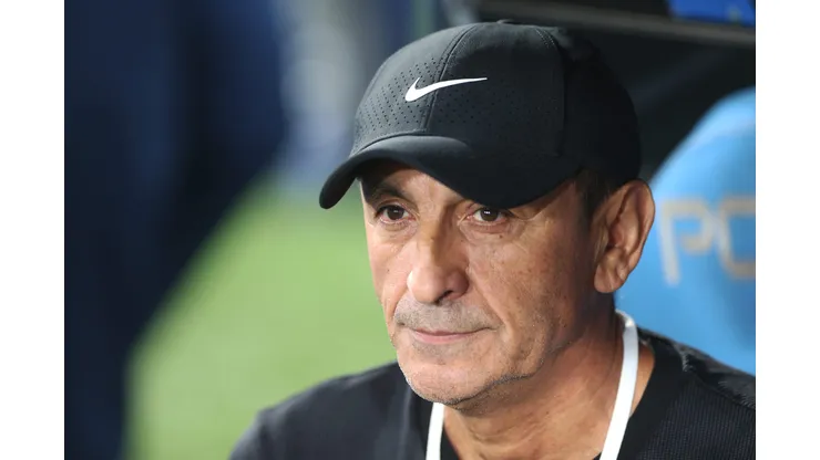 AVELLANEDA, ARGENTINA - OCTOBER 31: Ramon Diaz, Head Coach of Corinthians looks on during the Copa CONMEBOL Sudamericana 2024 Semifinal second leg match between Racing Club and Corinthians at Presidente Peron Stadium on October 31, 2024 in Avellaneda, Argentina. (Photo by Daniel Jayo/Getty Images)
