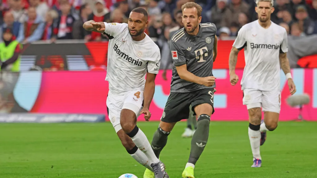 Jonathan Tah em partida contra o Bayern de Munique (Foto: IMAGO / Lackovic)
