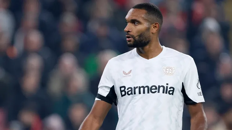 Jonathan Tah em partida contra o Liverpool