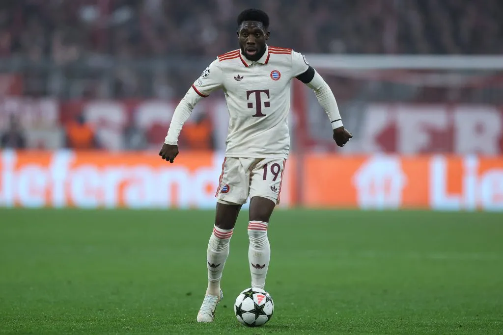 Barcelona tem estratégia de ter boa fase e Hansi Flick para convencer Alphonso Davies. Foto: IMAGO /&nbsp;Revierfoto