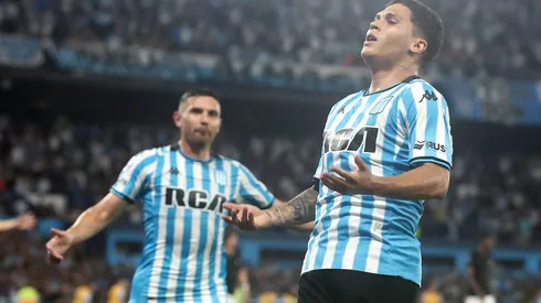 Jogadores do Racing comemoram gol marcado na vitória contra o Corinthians.