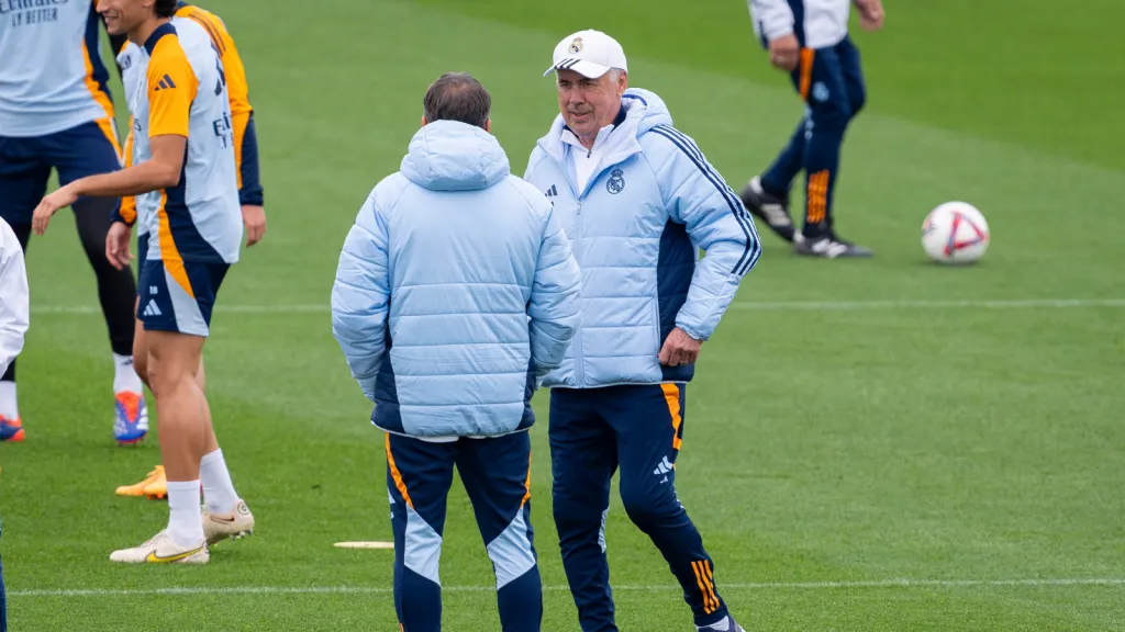 Carlo Ancelotti em treinamento do Real Madrid (Foto: IMAGO / Alberto Gardin)