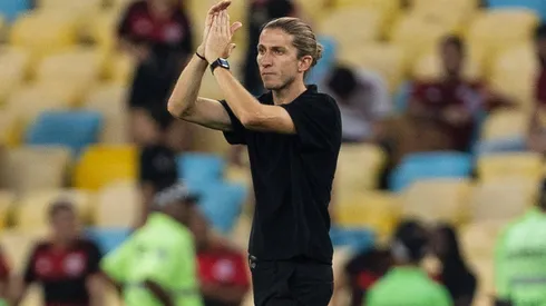 Filipe Luís, técnico do Flamengo, aplaude a torcida no Maracanã.