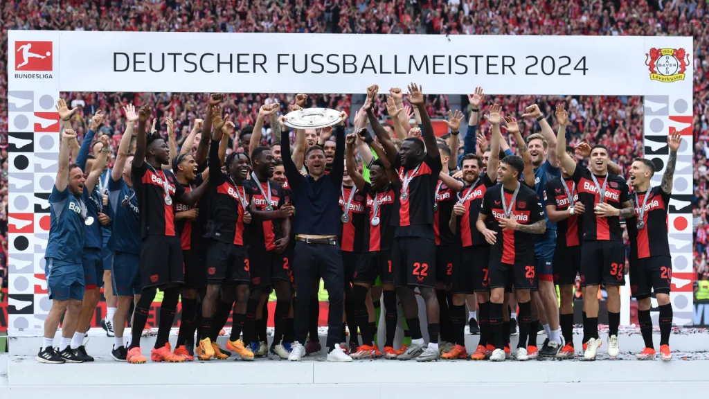 Elenco do Bayer Leverkusen levantando a taça da Bundesliga (Foto: IMAGO / Revierfoto)