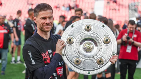 Xabi Alonso com a taça da Bundesliga