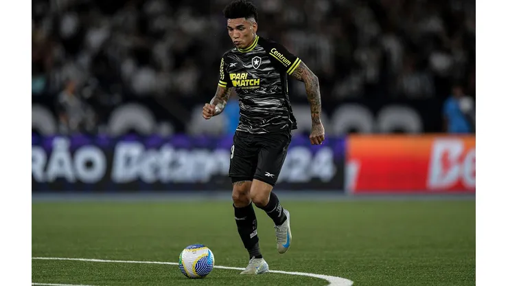 Igor Jesus em campo durante a partida entre Botafogo e Vasco, no dia 05 de novembro de 2024. (Associated Press / Alamy Stock Photo)