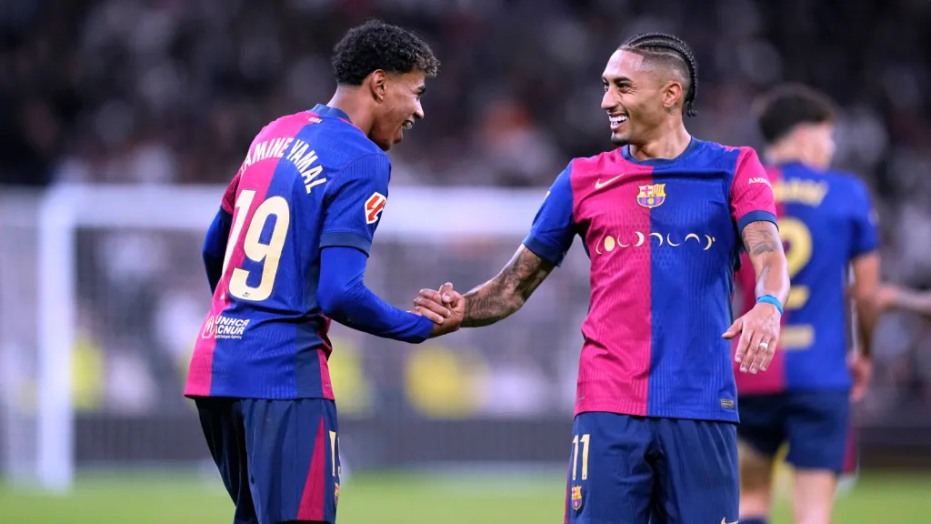 Lamine Yamal e Raphinha juntos pelo Barcelona (Foto: IMAGO / Laci Perenyi)