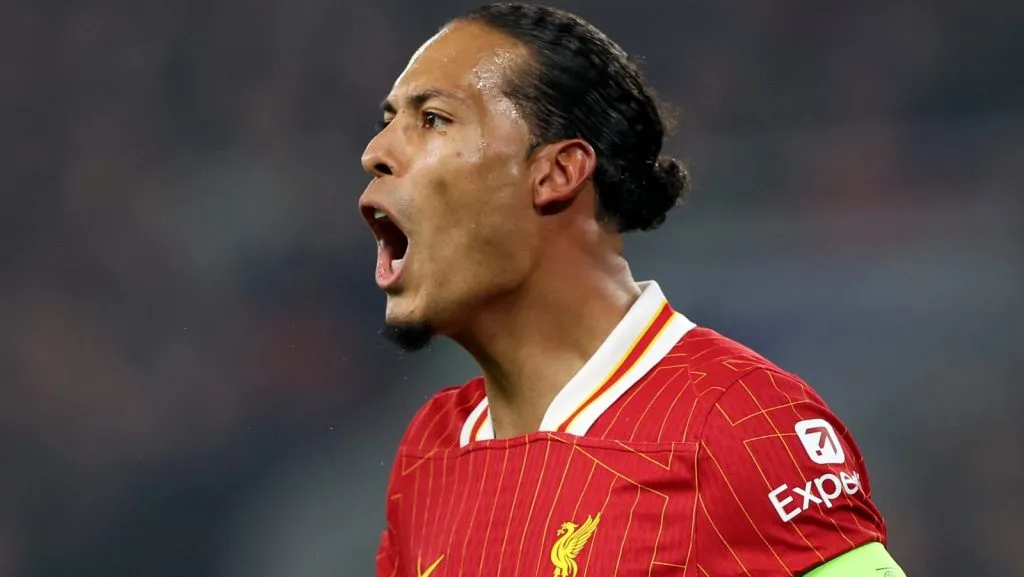 Van Dijk em campo pelo Liverpool (Photo by Carl Recine/Getty Images)