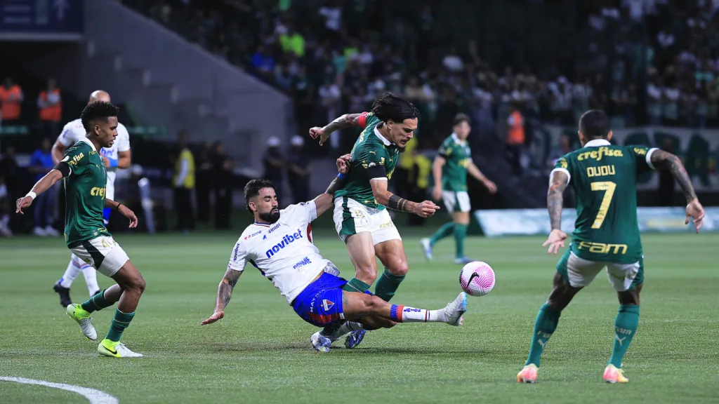 Elenco do Palmeiras em jogo contra o Fortaleza (Foto: Ettore Chiereguini/AGIF)