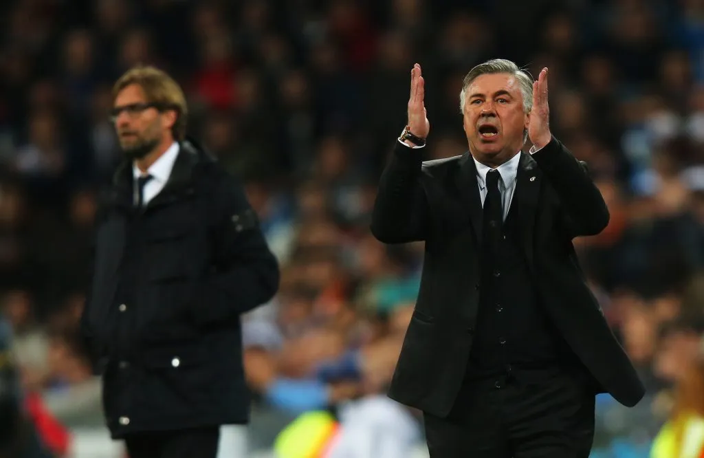 Carlo Ancelotti enfrentando Jürgen Klopp. (Photo by Clive Rose/Getty Images)
