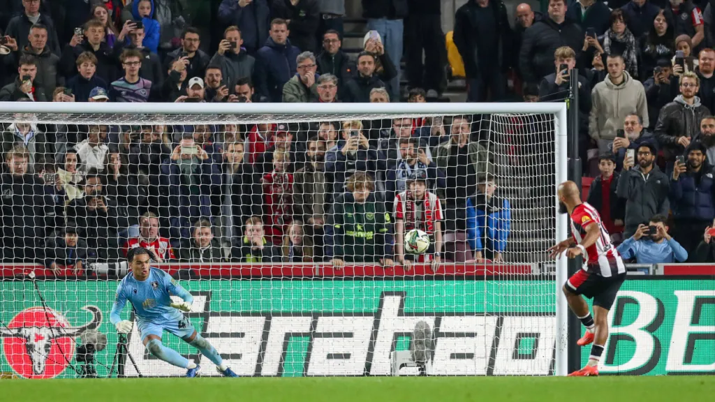 Bryan Mbeumo batendo penalidade contra o Sheffield (Foto: IMAGO / Every Second Media)