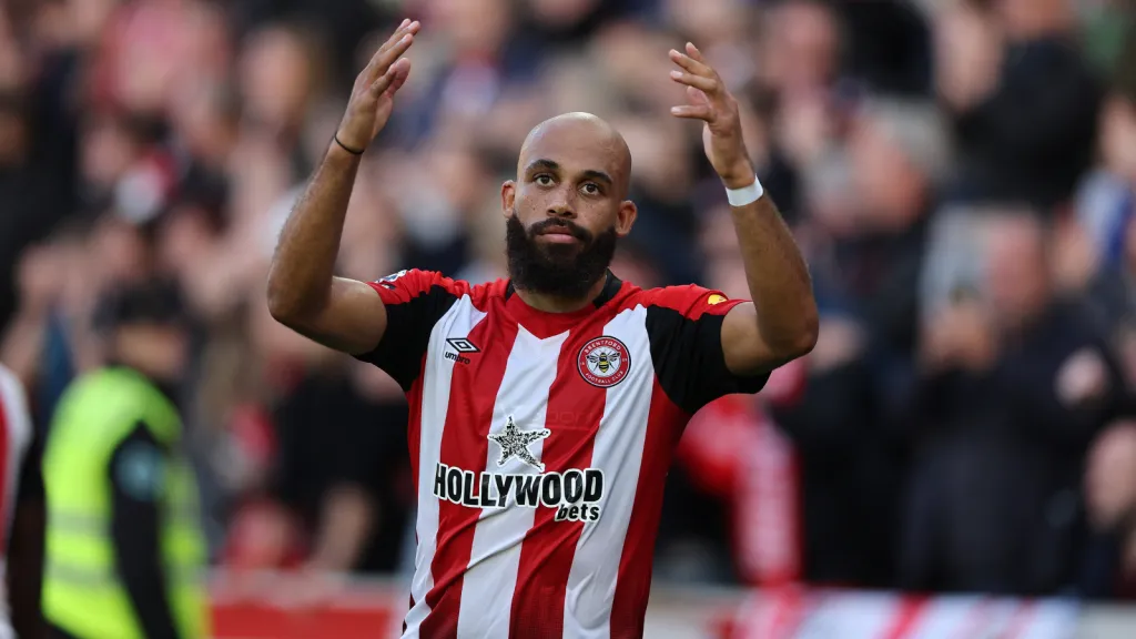 Bryan&nbsp;Mbeumo jogador do Brentford com as mãos levantadas para o alto