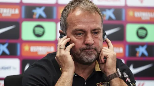 Hansi Flick, treinador do Barcelona. Clube desconfia que esse jogador não quer renovar. Foto: IMAGO / ZUMA Press Wire