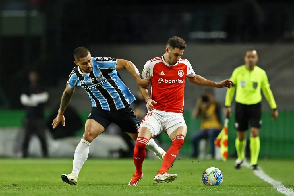 Alario enfrentando o Grêmio (Photo by Heuler Andrey/Getty Images)
