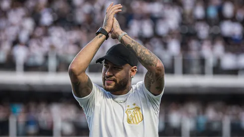 Neymar com a camisa do Santos, em 2024, enquanto defendia o Al-Hilal.
