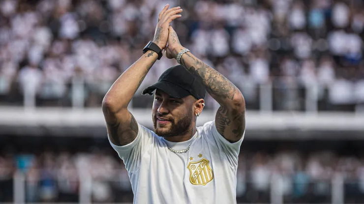 Neymar com a camisa do Santos, em 2024, enquanto defendia o Al-Hilal.
