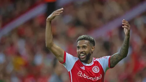 Wesley comemora seu gol na partida entre Internacional e Criciúma, no dia 05 de novembro de 2024. (DiaEsportivo / Alamy Stock Photo)
