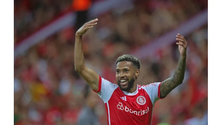 Wesley comemora seu gol na partida entre Internacional e Criciúma, no dia 05 de novembro de 2024. (DiaEsportivo / Alamy Stock Photo)
