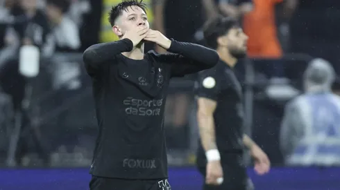 SAO PAULO, BRAZIL - NOVEMBER 04: Garro of Corinthians celebrates after scoring the first goal of his team during a Brasileirao 2024 match between Corinthians and Palmeiras at Neo Quimica Arena on November 04, 2024 in Sao Paulo, Brazil. (Photo by Alexandre Schneider/Getty Images)