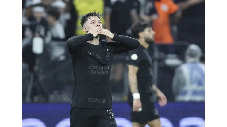 SAO PAULO, BRAZIL - NOVEMBER 04: Garro of Corinthians celebrates after scoring the first goal of his team during a Brasileirao 2024 match between Corinthians and Palmeiras at Neo Quimica Arena on November 04, 2024 in Sao Paulo, Brazil. (Photo by Alexandre Schneider/Getty Images)