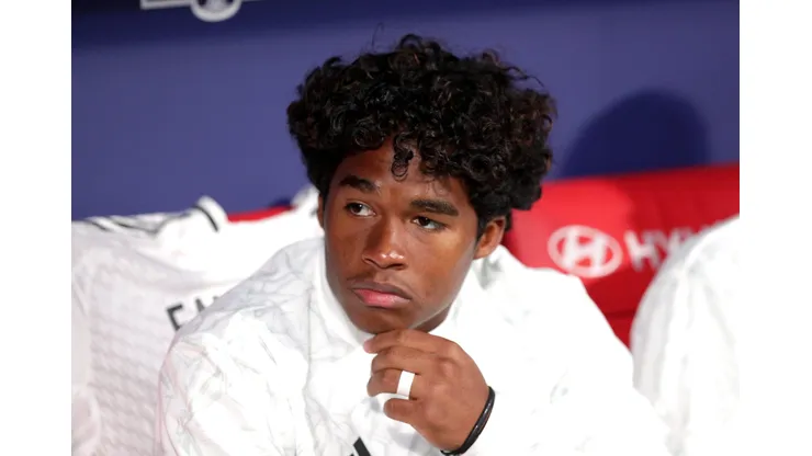 MADRID, SPAIN - SEPTEMBER 29: Endrick of Real Madrid looks on from the substitutes bench prior to the LaLiga match between Atletico de Madrid and Real Madrid CF at Estadio Civitas Metropolitano on September 29, 2024 in Madrid, Spain. (Photo by Gonzalo Arroyo Moreno/Getty Images)