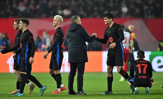 Hansi Flick, treinador do Barcelona cumprimenta jogadores após goleada na Champions League. Foto: IMAGO / MN Press Photo