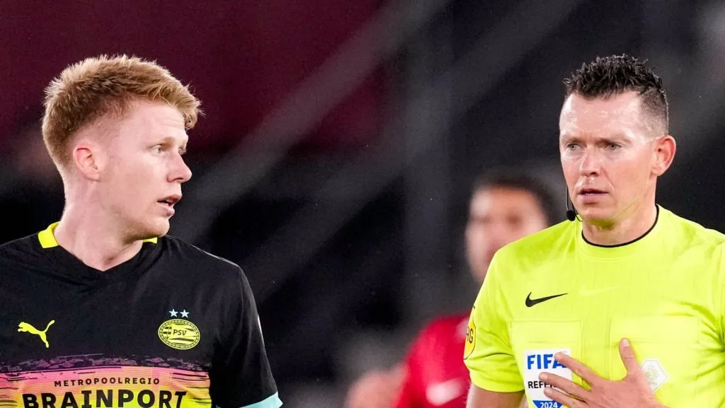 Jerdy Schouten conversa com o árbitro em partida do PSV (IMAGO BSR Agency)