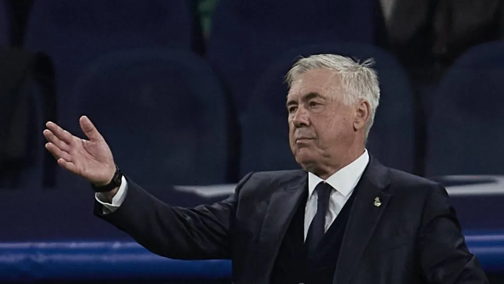 Carlo Ancelotti instruindo o Real Madrid da área técnica (IMAGO ZUMA Press Wire)