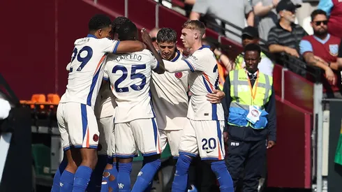O meio-campista do Chelsea, Enzo Fernandez, está sendo sondado pelo Real Madrid como uma possível alternativa para substituir Aurelien Tchouameni, alvo do Liverpool. (Foto: IMAGO / Every Second Media)