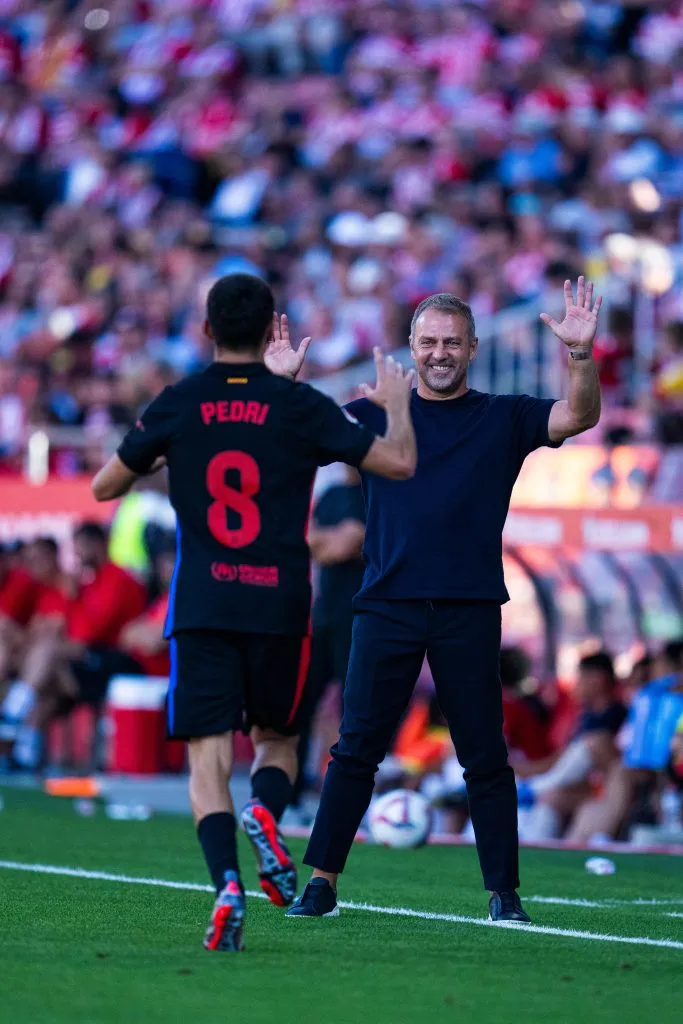 Hansi Flick e Pedri comemoram pelo Barcelona. Jogador revelou que o treinador não tolera atrasos. Foto: IMAGO /&nbsp;Xinhua