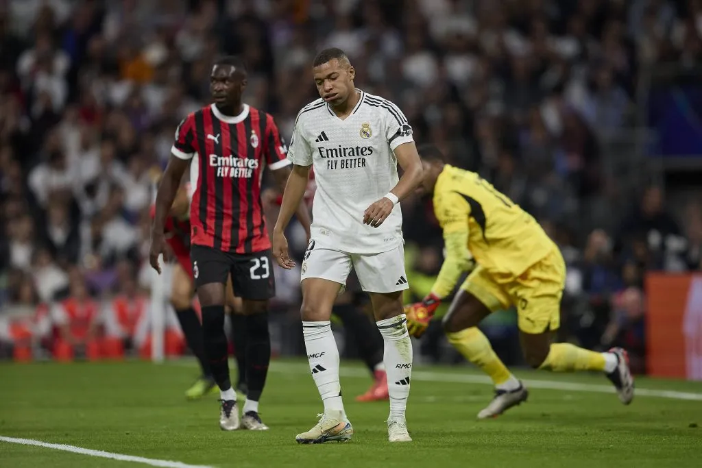 Mbappé lamenta durante o jogo contra o Milan. Jogador foi bastante criticado e torcida pediu Endrick no lugar. Foto: IMAGO /&nbsp;ZUMA Press Wire