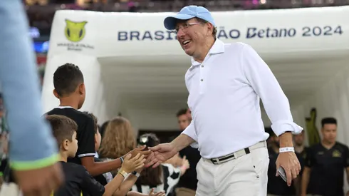 John Textor cumprimentando torcedores do Botafogo no Nilton Santos.