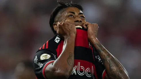 Bruno Henrique, atacante do Flamengo, lamenta lance em campo.