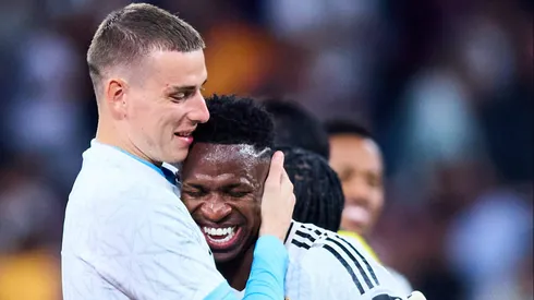 Andriy Lunin e Vinícius Júnior se abraçam após vitória do Real Madrid.