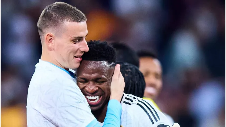 Andriy Lunin e Vinícius Júnior se abraçam após vitória do Real Madrid.