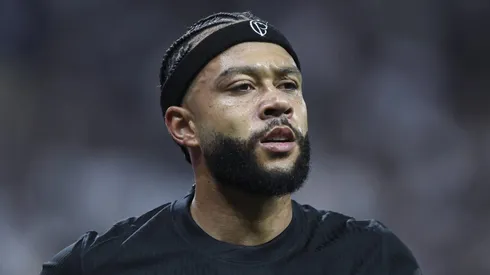 Depay em ação contra o Palmeiras pelo Brasileirão.