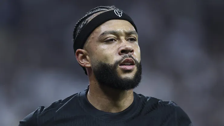Depay em ação contra o Palmeiras pelo Brasileirão.