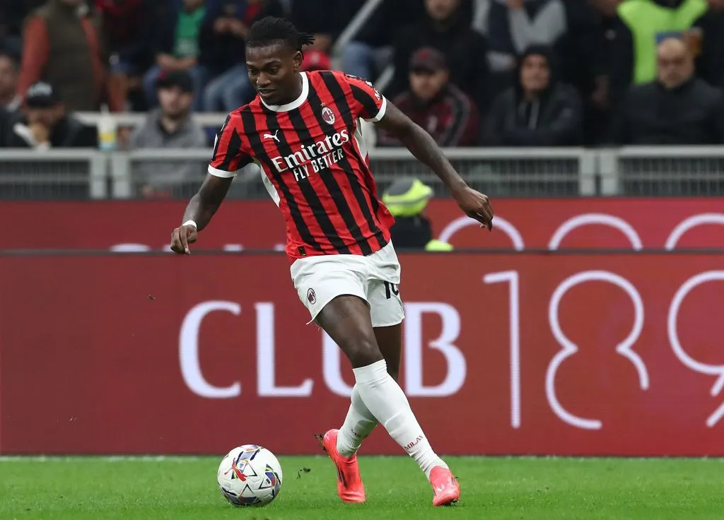 Rafael Leão em campo pelo Milan (Photo by Marco Luzzani/Getty Images)