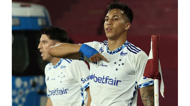 Kaio Jorge durante a comemoração do gol da vitória do Cruzeiro sobre o Lanús, no dia 30 de outubro de 2024. (Alejandro Pagni / Alamy Stock Photo)