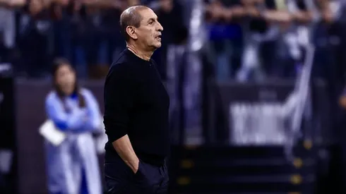 O técnico Ramón Díaz e sua comissão técnica, que assumiram o Corinthians com o objetivo de afastar o time da zona de rebaixamento, recusaram recentemente uma proposta significativa da Arábia Saudita para seguir no comando do clube paulista até 2025. (Foto: Marcello Zambrana/AGIF)