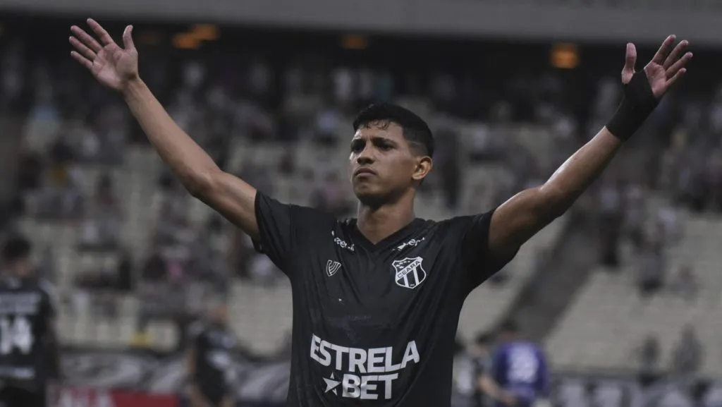 Erick Pulga após marcar um gol durante o jogo da Copa do Nordeste entre Ceará e Altos, na Arena Castelão, em Fortaleza, Brasil. (Foto: IMAGO / Sports Press Photo)