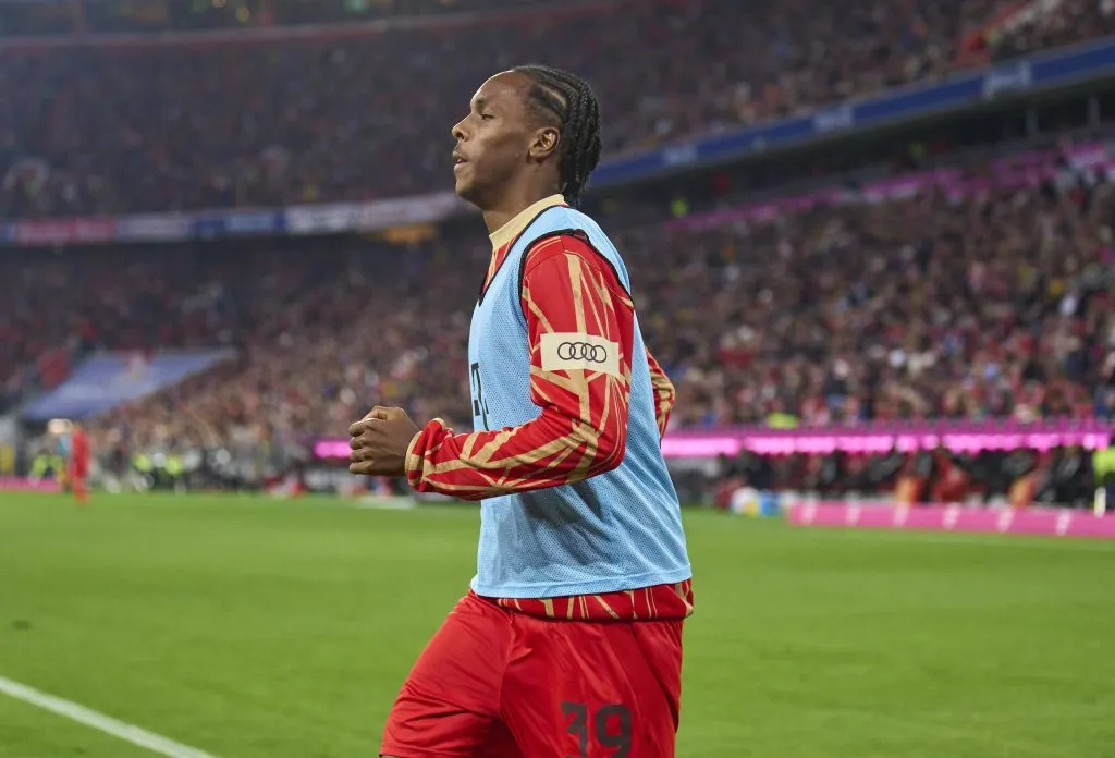 Mathys Tel em aquecimento (IMAGO  ActionPictures)