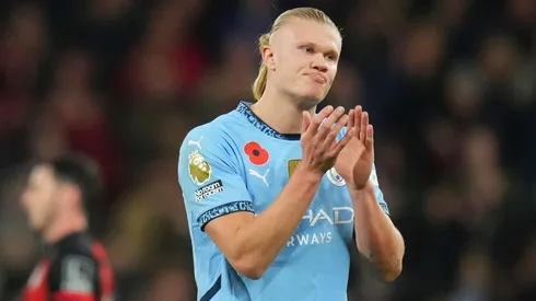 Haaland agradece a torcida depois da derrota do Manchester City para o Bournemouth, no dia 02 de novembro de 2024. (Associated Press / Alamy Stock Photo)