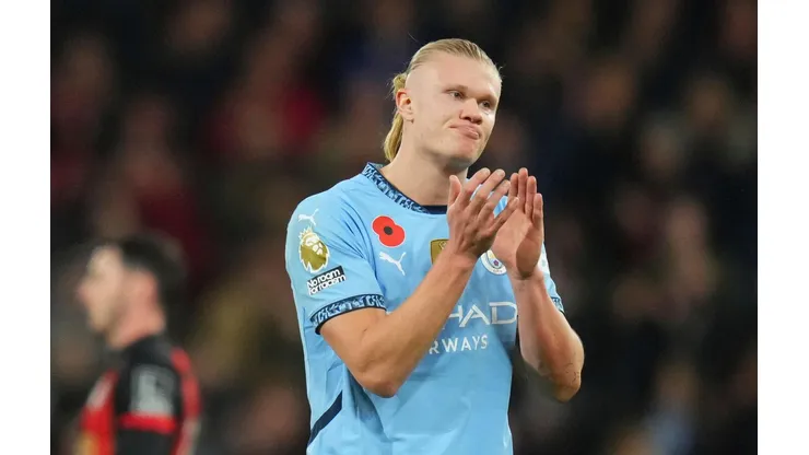 Haaland agradece a torcida depois da derrota do Manchester City para o Bournemouth, no dia 02 de novembro de 2024. (Associated Press / Alamy Stock Photo)