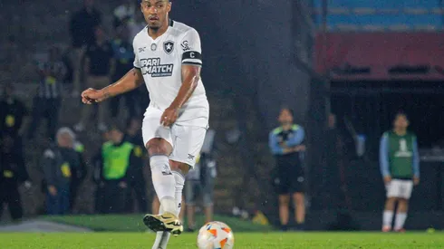 Marlon Freitas durante a partida entre Peñarol e Botafogo no Uruguai, no dia 30 de outubro de 2024. (DiaEsportivo / Alamy Stock Photo)