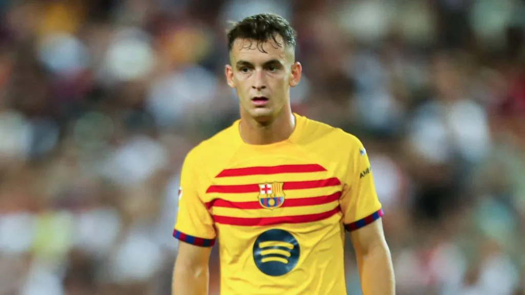 Marc Casado, do FC Barcelona, observa durante a partida da liga espanhola, La Liga EA Sports, disputada entre Valencia CF e FC Barcelona no estádio Mestalla, em 17 de agosto de 2024, em Valência, Espanha. (Foto: IMAGO / ZUMA Press Wire)