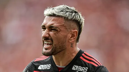 O Flamengo deu um grande passo rumo ao pentacampeonato da Copa do Brasil com uma vitória por 3 a 1 sobre o Atlético-MG, mas a lesão de Arrascaeta acendeu um sinal de alerta. (Foto: Thiago Ribeiro/AGIF)