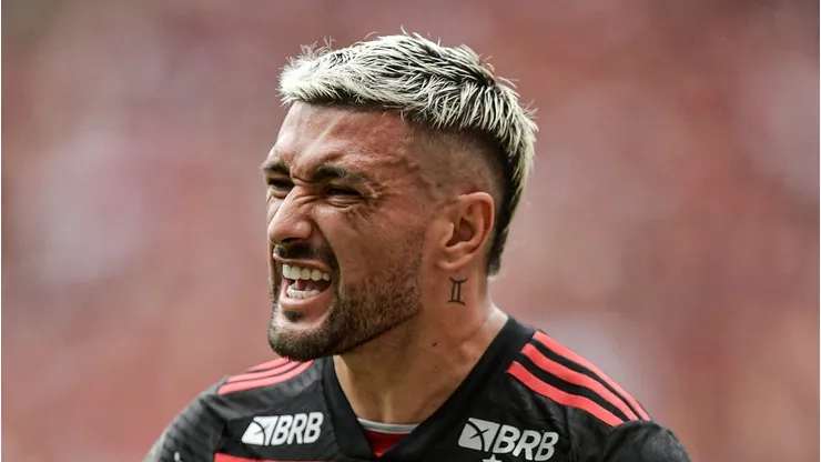O Flamengo deu um grande passo rumo ao pentacampeonato da Copa do Brasil com uma vitória por 3 a 1 sobre o Atlético-MG, mas a lesão de Arrascaeta acendeu um sinal de alerta. (Foto: Thiago Ribeiro/AGIF)